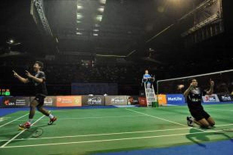 Pasangan ganda putra Indonesia, Angga Pratama (kiri)/Ricky Karanda Suwardi, merayakan kemenangan atas pasangan Tiongkok, Fu Haifeng/Zhang Nan, pada laga final Singapura Terbuka di Singapore Indoore Stadium, Minggu (12/4/2015). Angga/Rian menang 21-15, 11-21, 21-14. 