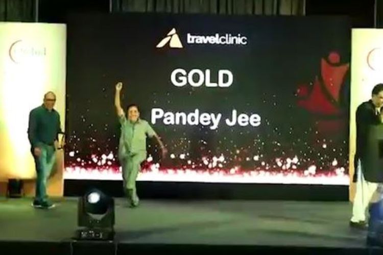 Inilah momen di mana Vishnu Pandey menari mengikuti irama musik Bollywood ketika diumumkan menang sebuah penghargaan, sebelum kemudian dia terjatuh, dan dinyatakan meninggal.