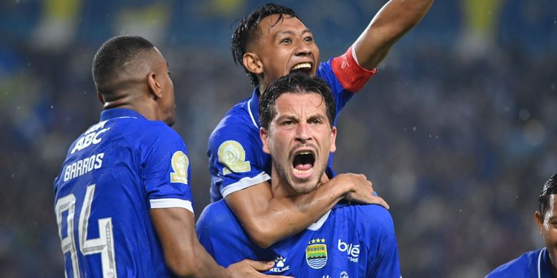 Pemain Persib Bandung, Thom Haye, saat merayakan gol dengan rekan-rekannya pada laga pekan ke-20 Super League 2025-2026 melawan Malut United di Stadion Gelora Bandung Lautan Api (GBLA), Sabtu (6/2/2026).