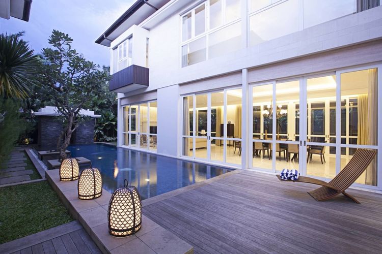 Desain kolam renang Taman Cilandak House di Jakarta karya Adria Yurike Architects.
