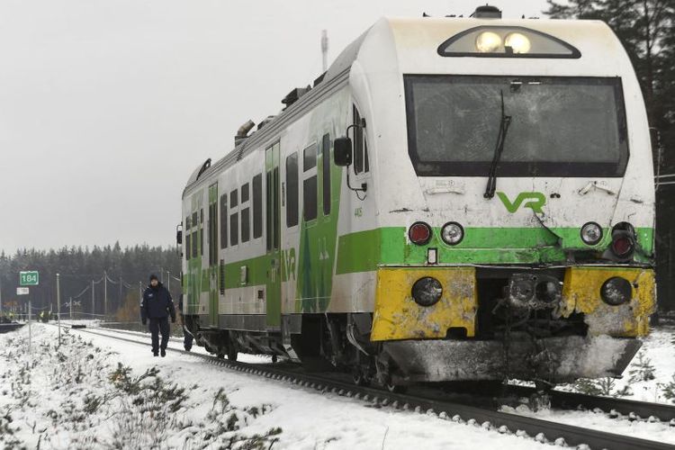 Petugas melakukan investigasi di kereta yang menabrak truk militer di Raseborg, Finlandia. Akibat insiden itu, empat orang dilaporkan tewas, dan belasan lainnya luka-luka (26/10/2017)