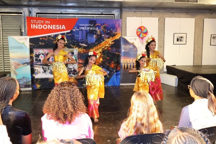 tiga tari yang dipamerkan Kedutaan Besar Republik Indonesia (KBRI) Windhoek dalam acara Dance-a-thon yakni Pendet, Ratoh Jaroe, dan Maumere. Dance-a-thon sendiri merupakan salah satu rangkaian acara perayaan ulang tahun ke-20 OYO.