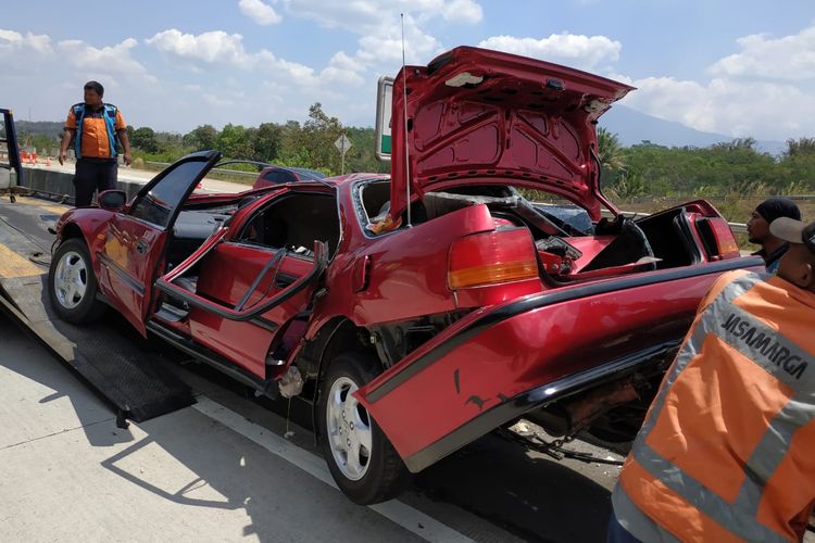 Honda Accord AB 8219 LB yang dikemudikan Yuda Yuwana rusak parah akibat kecelakaan di Tol Bawen-Salatiga.