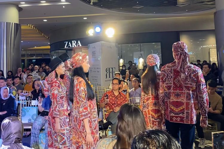 Model menampilan koleksi dari desainer di Raya Fashion Fest di Central Park, Jakarta Barat, Jumat (29/03/2024).