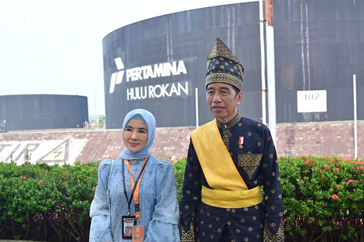Presiden Jokowi bersama Dirut Pertamina Nicke Widyawati saat menghadiri peringatan Hari Lahir Pancasila 2024 di Lapangan Garuda Pertamina Hulu Rokan, Sabtu (1/6/2024).