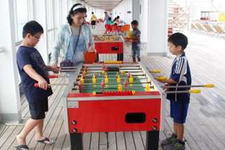 Penumpang anak-anak sedang bermain fussball di kapal pesiar Costa Victoria, Jumat (4/12/2015). Mereka mengikuti paket wisata Singapura-Phuket (Thailand)-Penang (Malaysia)-Singapura, 3-7 Desember 2015.