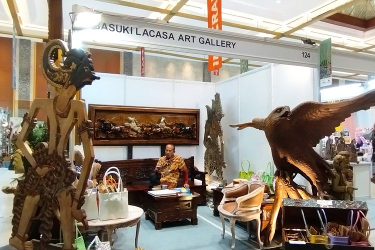 Situasi di booth Basuki Putra Lacasa Art Gallery di Inacraft on October 2023, Jakarta Convention Center, Jumat (6/10/2023).