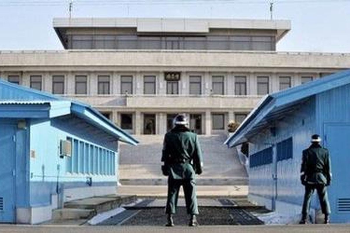 Tentara Korsel bersiaga saat tentara Korut menatap mereka di zona demiliterisasi yang membagi kedua Korea pada 21 Januari 2010  