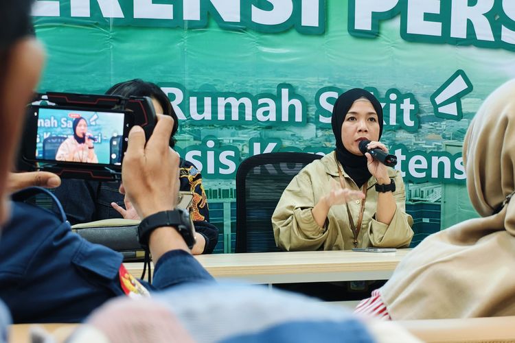 Ketua Tim Kerja Penataan Sistem Rujukan Direktorat Pelayanan Klinis Kemenkes, Ratih Dwi Lestari, S.Kep., MARS, saat usai Pertemuan Strategis di RSUP Kemenkes Surabaya, Jawa Timur, Rabu (10/12/2025) sore.