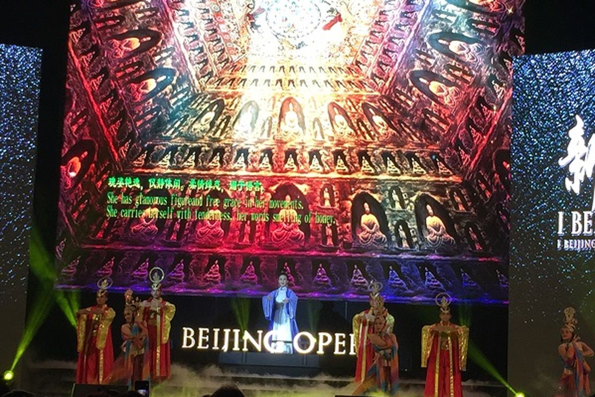 Chu Lan Lan dan I Beijing Opera menampilkan opera berjudul A Beauty with an Umbrella and Sing Sing So di Avenue of the Star, Lippo Mall Kemang Jakarta, Minggu (16/9/2018)