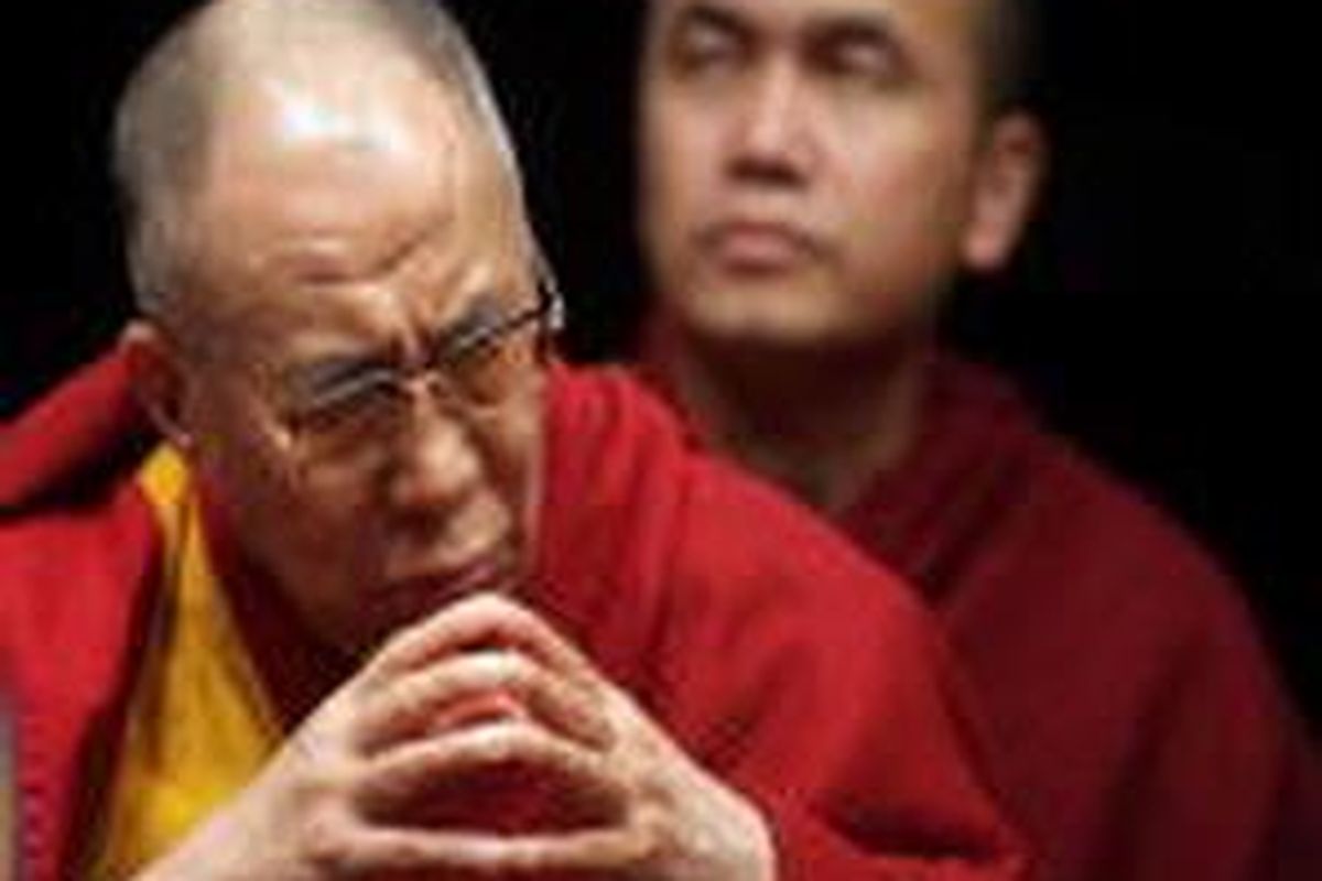 Dalai Lama menunjukkan ekspresi sedih mengenang kondisi tanah airnya yang diduduki China.