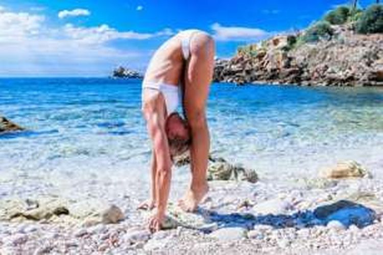 Salah satu foto Maria Pettersson sedang melakukan gerakan yoga.