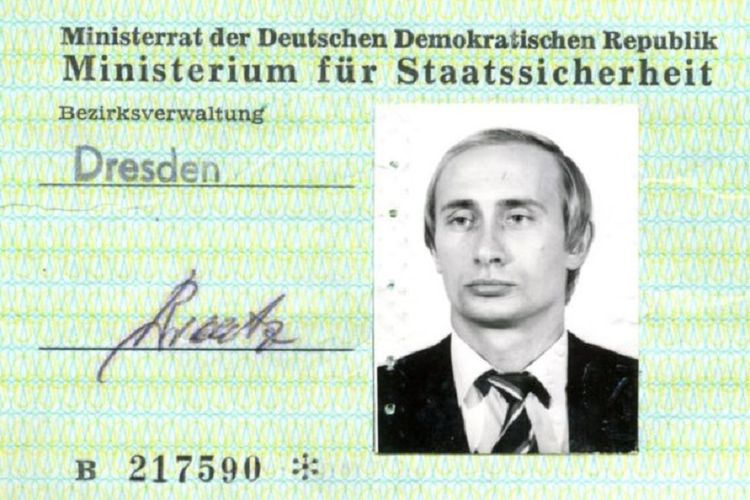 Inilah kartu tanda pengenal yang diterbitkan dinas rahasia Jerman Timur, Stasi untuk Vladimir Putin yang kala itu baru berusia 33 tahun.