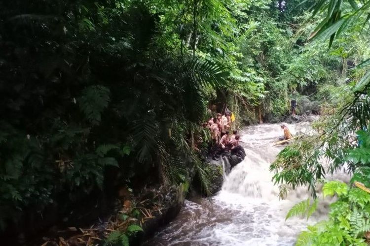 Ratusan siswa SMP N 1 Turi Sleman dilaporkan hanyut terbawa arus saat susur Sungai Sempor Sleman