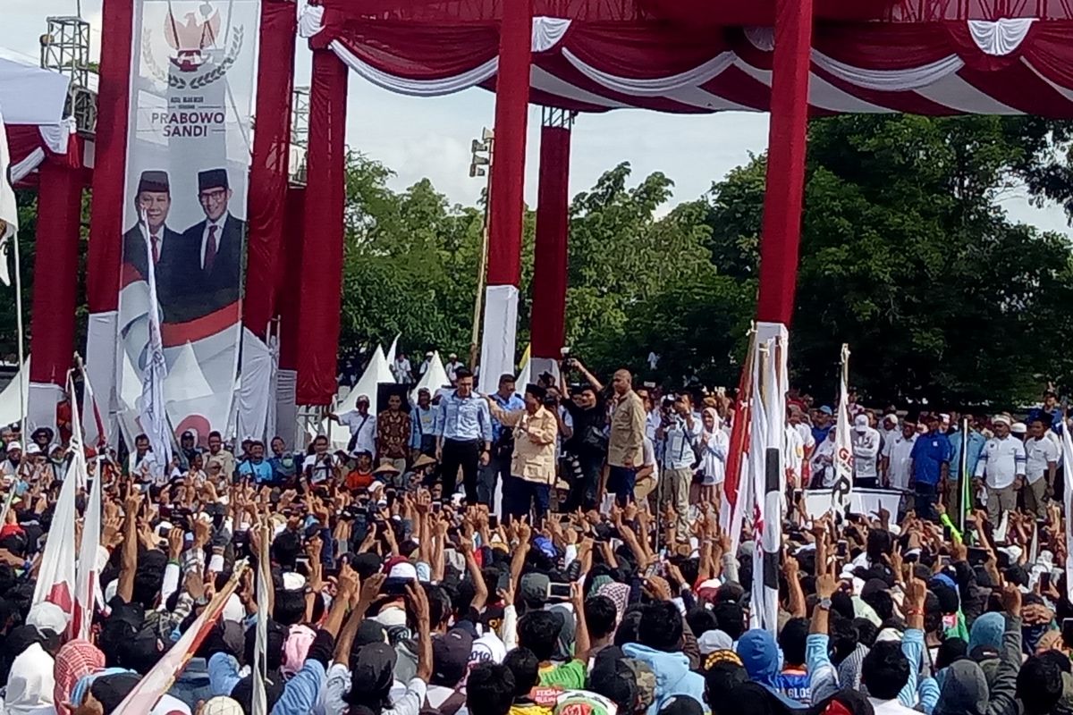 Capres 02 Prabowo Subianto dihadapan pendukungnya dalam kampanye rapat umum terbuka di Stadion Sriwedari Solo, Jawa Tengah, Rabu (10/4/2019).