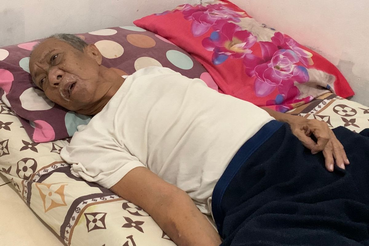 Artis peran Abdul Hamid atau yang dikenal sebagai Pak Ogah kini lebih berbaring tempat tidur di rumahnya kawasan Jatiasih, Kota Bekasi, Selasa (11/1/2021).