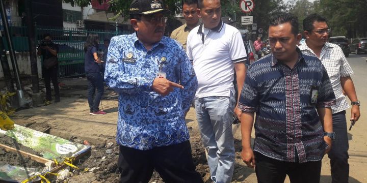 Wakil Wali Kota Jakarta Utara Junaedi meninjau lokasi proyek galian pipa PAM Jaya yang menewaskan seorang pekerjanya di Jalan Jembatan Tiga, Penjaringan, Rabu (2/5/2018).