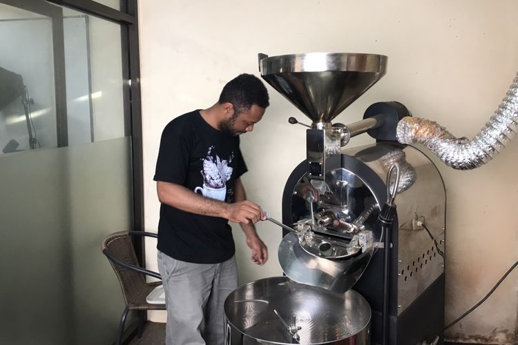 Pemilik bisnis Highland Coffee Roastery, Yafeth Wetipo (34) saat ditemui di kedainya di kawasan Jaypura, Papua pada Sabtu (23/7/2022). Yafeth dulunya seorang dosen dan kini ia menjadi pengusaha kopi sukses.