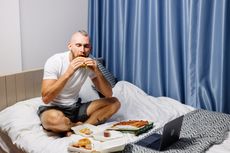 4 Dampak Buruk Makan di Tempat Tidur