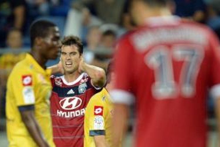 Gelandang Olympique Lyon, Yoann Gourcuff (kedua dari kiri).