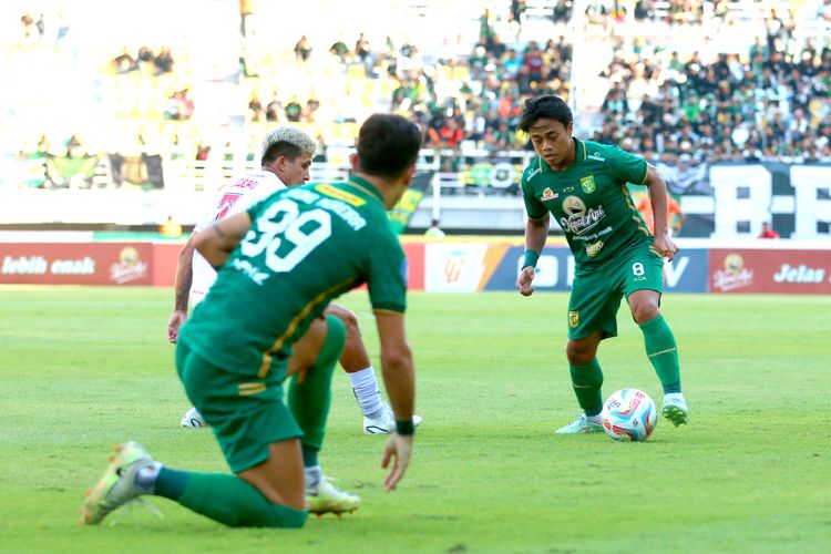 Pemain Persebaya Surabaya Andre Oktaviansyah saat pertandingan pekan ke-13 Liga 1 2023-2024 melawan Arema FC yang berakhir dengan skor 3-1 di Stadion Gelora Bung Tomo Surabaya, Sabtu (23/9/2023) sore.