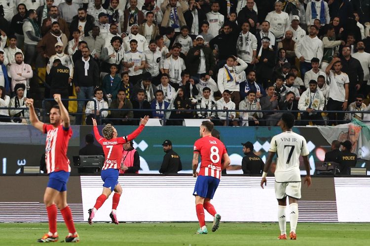 Penyerang Atletico Madrid Antoine Griezmann (7) berselebrasi setelah mencetak gol kedua timnya pada pertandingan sepak bola semifinal Piala Super Spanyol antara Real Madrid vs Atletico Madrid di Stadion Al-Awwal Park di Riyadh pada 10 Januari 2024.