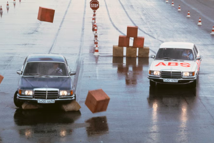ABS pertama kali diterapkan pada mobil produksi massal pada 1978, ketika Bosch dan Daimler memasangnya di Mercedes-Benz S-Class W116.