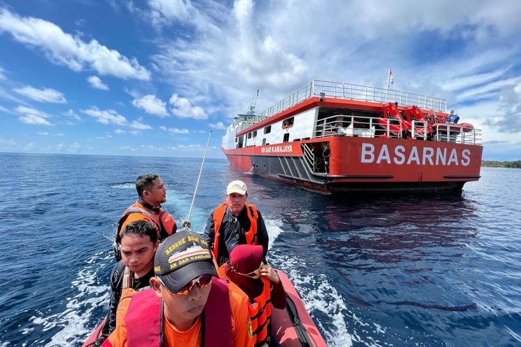 Tim Basarnas Sulsel melakukan pencarian terhadap korban KM Ladang Pertiwi 02 yang tenggelam di perairan Pulau Pammatauang, Kecamatan Liukang Kalmas, Kabupaten Pangkajene Kepulauan, Sulawesi Selatan.