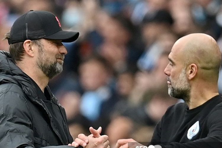 Pelatih Man City Pep Guardiola (kanan) dan juru taktik Liverpool Juergen Klopp (kiri) bersalaman seusai laga lanjutan Liga Inggris musim 2021-2022 di Stadion Etihad, Manchester, Inggris, pada Minggu (10/4/2022). Liverpool kini akan menghadapi Man City di Community Shield 2022.