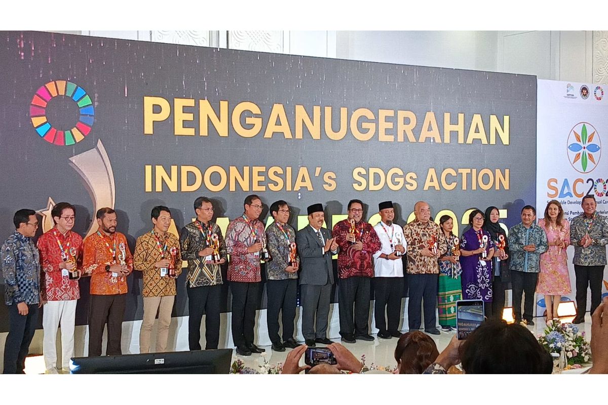 Menteri PPN/Kepala Bappenas Rachmat Pambudy bersama para penerima penghargaan di SAA 2025.