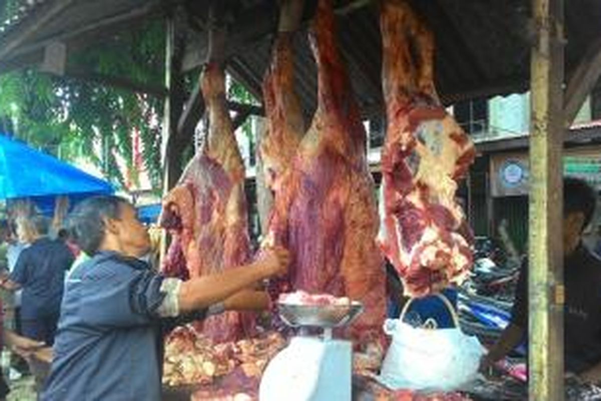 Seorang pedagang di pasar tradisional di Banda Aceh sedang berjualan daging sapi. Setiap hari Makmeugang warga berbondong-bondong membeli daging sapi untuk dimakan bersama keluarga. Harga daging sapi dijula Rp130-150 ribu perkilogramnya. *****K12-11