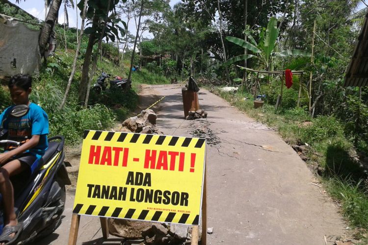 Jalan di lereng pegunungan Menoreh, tepatnya di Desa Kalirejo, Kecamatan Salaman, Kabupaten Magelang, mengalami pergerakan sehingga berpotensi terjadi bencana tanah longsor, Selasa (5/12/2017).