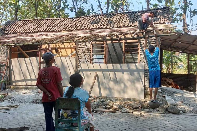 Rumah Pujiono, tukang tambal ban di Ngawi tiba tiba atap dan dinding rumahnya ambruk karena kondisinya yang sudah lapuk. Pekerjaan sebagi tukang tambal ban dengan penghasilan tak seberapa membuat Pujiono kesulitan melakuakn perbaikan rumahnya yang dibangun sejak tahun 2006 lalu.