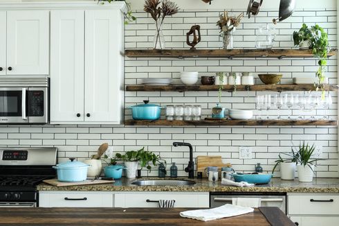 Punya Rak Terbuka di Dapur? Berikut Cara Menatanya dengan Benar