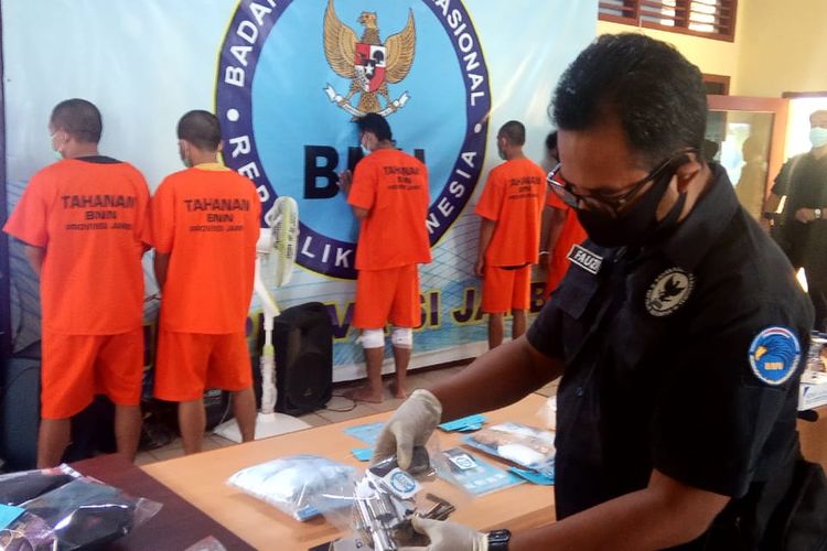 Badan Narkotika Nasional Provinsi (BNNP) Jambi merilis lima orang yang ditangkap dalam waktu berdekatan, pada Selasa (11/8/2020). Dua orang ditangkap di Kota Jambi dan tiga orang di perbatasan Jambi-Riau.