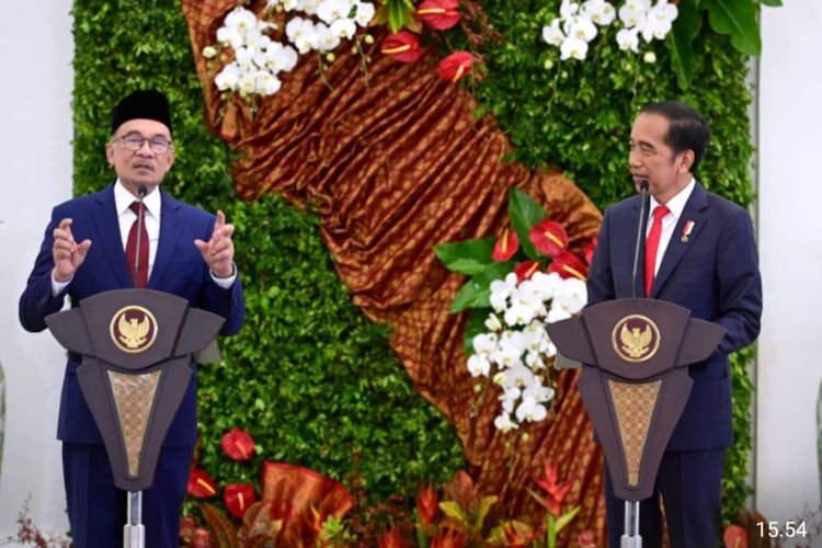 Perdana Menteri Malaysia Anwar Ibrahim saat memberikan keterangan pers bersama Presiden Joko Widodo di Istana Kepresidenan Bogor, Senin (9/1/2023).