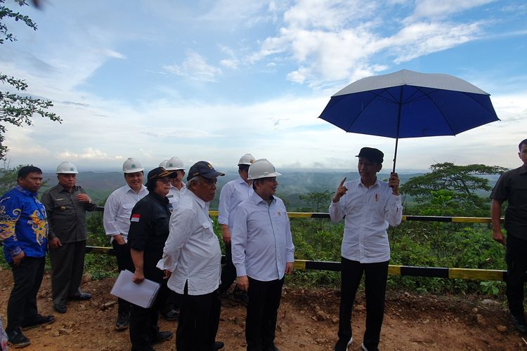 Presiden Joko Widodo meninjau lokasi kluster pemerintahan di calon ibu kota baru di Kecamatan Sepaku, Penajam Passer Utara, Kalimantan Timur, Selasa (17/12/2019).