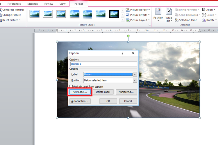 Cara memasukkan caption gambar di Microsoft Word.