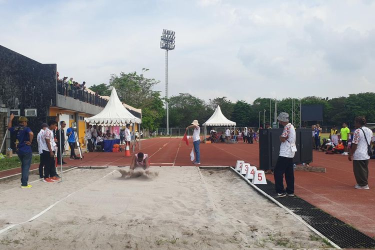 Suasana pertandingan Lompat Jauh di Pekan Paralimpik Pelajar Nasional (Peparpenas) ke-10 yang digelar di Palembang pada 29 Juli-5 Agustus 2023. 