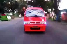Detik-detik Sopir Angkot Ugal-ugalan Tabrak Minibus di Cianjur, akibat Aksi Lepas Kemudi