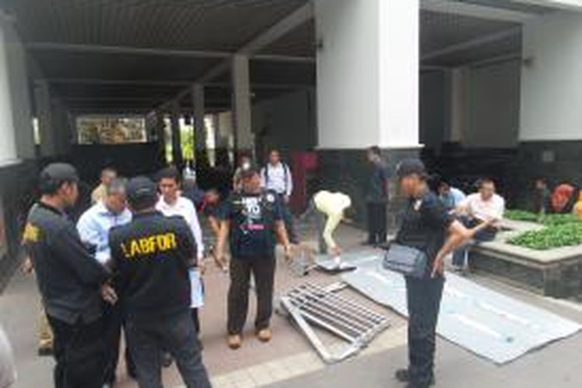 Tim Labfor Polri saat berada di Balaikota Jakarta, Rabu (3/9/2014). Kedatanhan mereka untuk melakukan pemeriksaan terhadap fasad Gedung Blok G yang mengalami runtuh pada sisi bagian timur, pekan lalu.