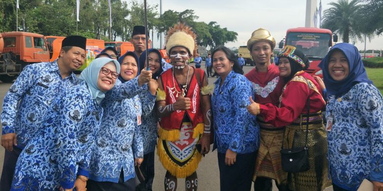 Sejumlah aparatur sipil negara berswafoto (selfie) usai mengikuti upacara Peringatan Hari Ulang Tahun Ke-46 Korps Pegawai Republik Indonesia (Korpri) di lapangan silang Monumen Nasional (Monas) Selatan, Jakarta Pusat, Rabu (29/11/2017).