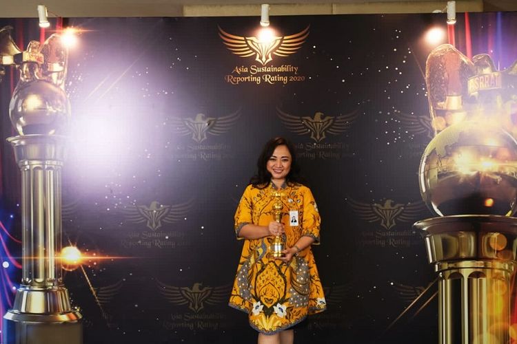Direktur Komersial dan Usaha Mikro Kecil Menengah (UMKM) Bank BJB Nancy Adistyasari saat menerima penghargaan Gold Rank di Asia Sustainability Reporting Rating (ASRRAT) 2020 