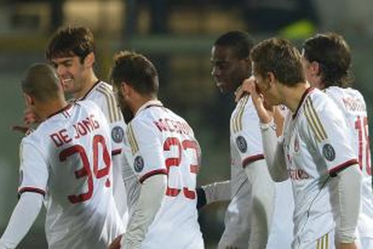 Pemain AC Milan merayakan gol Mario Balotelli (tengah) dalam pertandingan lanjutan Serie-A melawan Livorno, Sabtu (7/12/2013). 