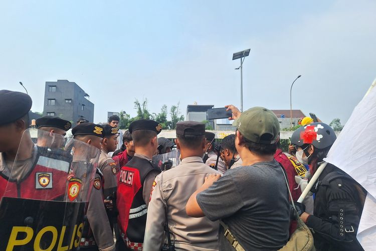 Ada yang Bakar Ban, Massa dan Polisi Saling Dorong Saat Demo Buruh di DPR