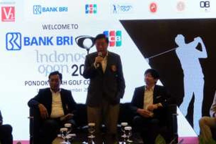 Dari kiri ke kanan: Budi Kosasih GM Pondok Indah Golf Course, Sis Apik Wijayanto Direktur Bank BRI, Murdaya Widyawimarta Po ketua umum PGI, Koichiro Wada dari JCB International Indonesia dan Cho Minn Thant dari Asian Tour pada konferensi pers Bank BRI-JCB Indonesia Open di Pondok Indah, Selasa (1/11/2016).