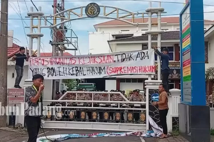Demo di Kejari Padang, Massa Desak Jampidsus Febrie Adriansyah Ditangkap