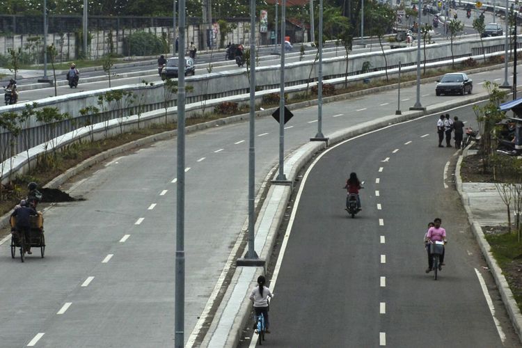 Sejumlah kendaraan melintasi Jalan Kedung Cowek, Surabaya, Jawa Timur, akses utama menuju Jembatan Surabaya-Madura (Suramadu), Selasa (3/3).  Beroperasinya Jembatan Suramadu diharapkan dapat meningkatkan perekonomian di kedua wilayah itu. 