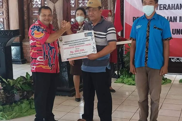 Bupati Semarang Ngesti Nugraha menyerahkan bantuan kepada warga untuk menekan inflasi