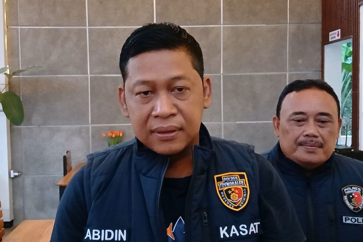 Kasatreskrim Polres Trenggalek menyampaikan keterangan terkait perkembangam kasus persetubuhan seorang kiai terhadap santriwatinya hingga hamil di Kabupaten Trenggalek Jawa Timur, Kamis (03/10/2024).